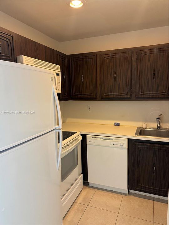 For Sale: $360,000 (1 beds, 1 baths, 700 Square Feet)