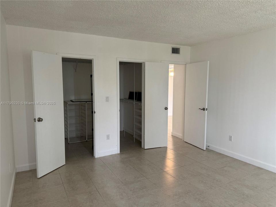 For Sale: $360,000 (1 beds, 1 baths, 700 Square Feet)