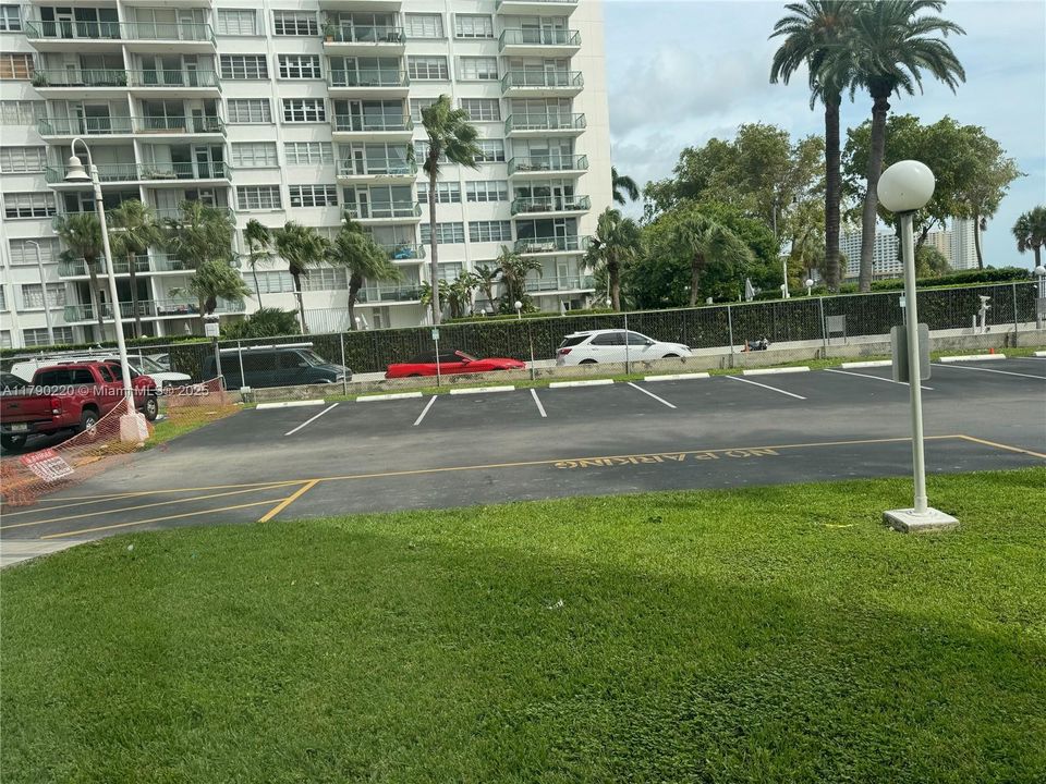 For Sale: $360,000 (1 beds, 1 baths, 700 Square Feet)