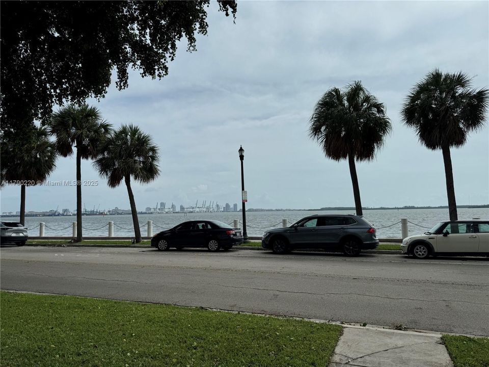 For Sale: $360,000 (1 beds, 1 baths, 700 Square Feet)