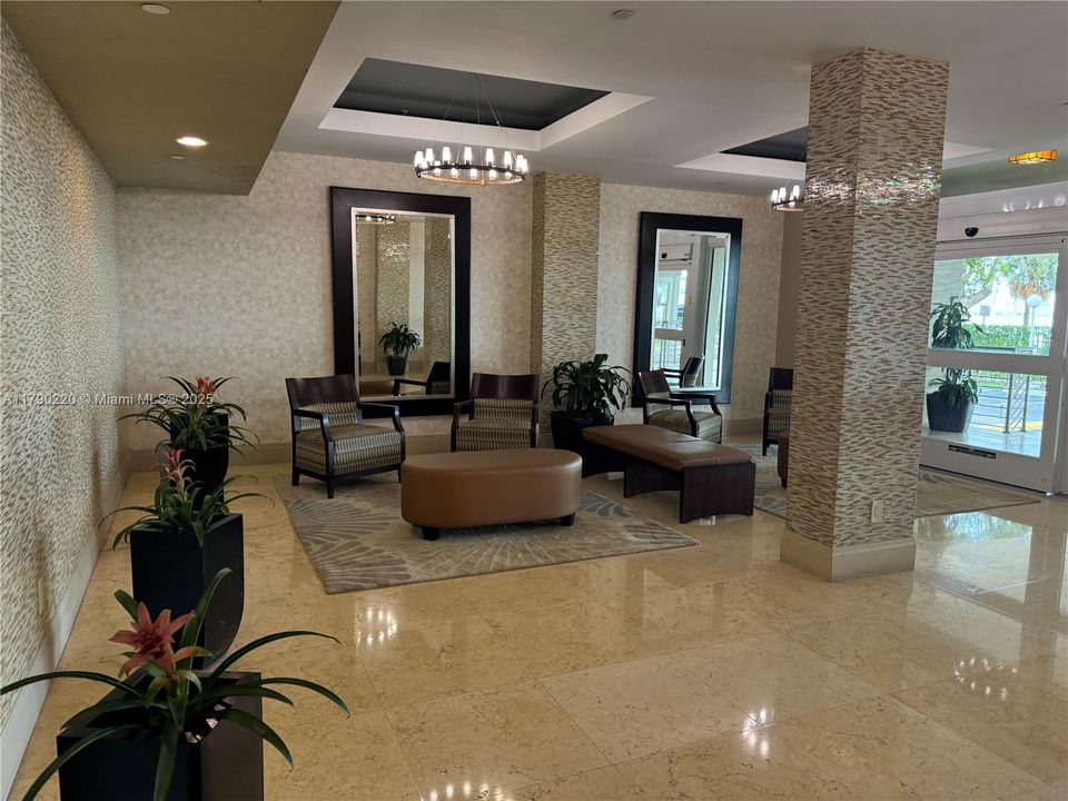 For Sale: $360,000 (1 beds, 1 baths, 700 Square Feet)