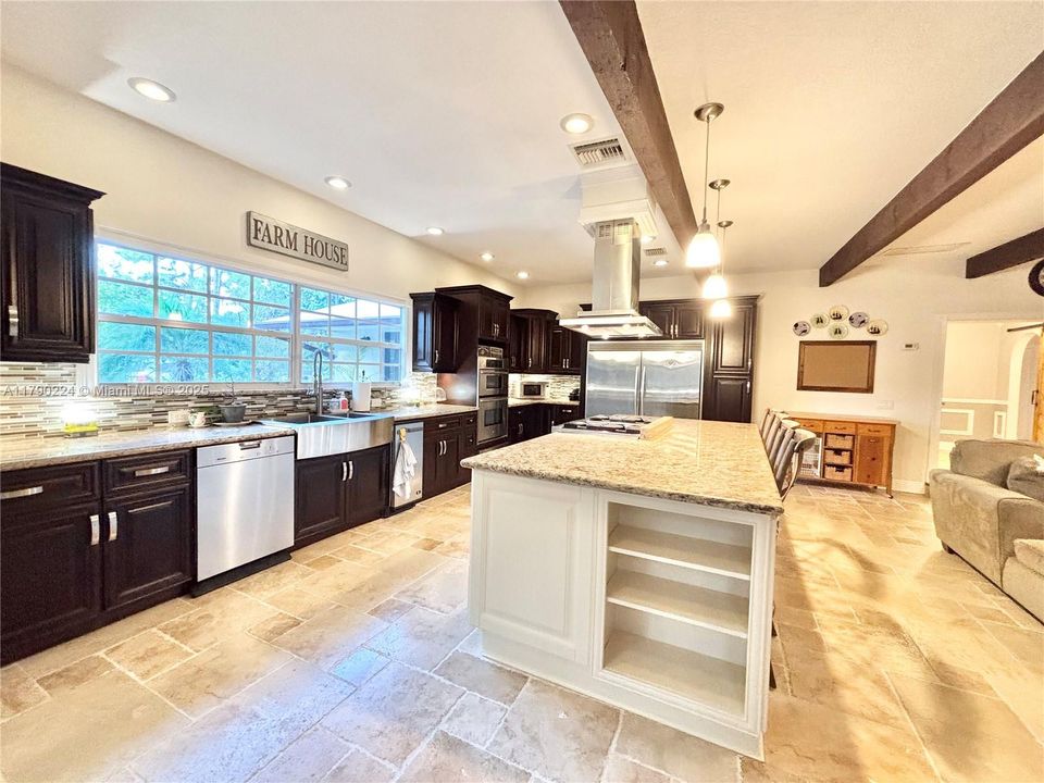 Vendido Recientemente: $1,850,000 (4 camas, 5 baños, 3253 Pies cuadrados)