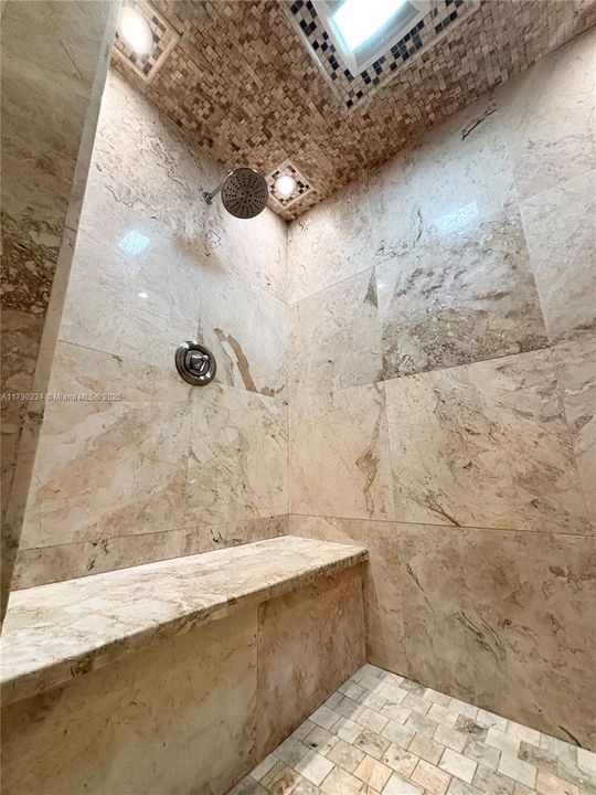 Vendido Recientemente: $1,850,000 (4 camas, 5 baños, 3253 Pies cuadrados)