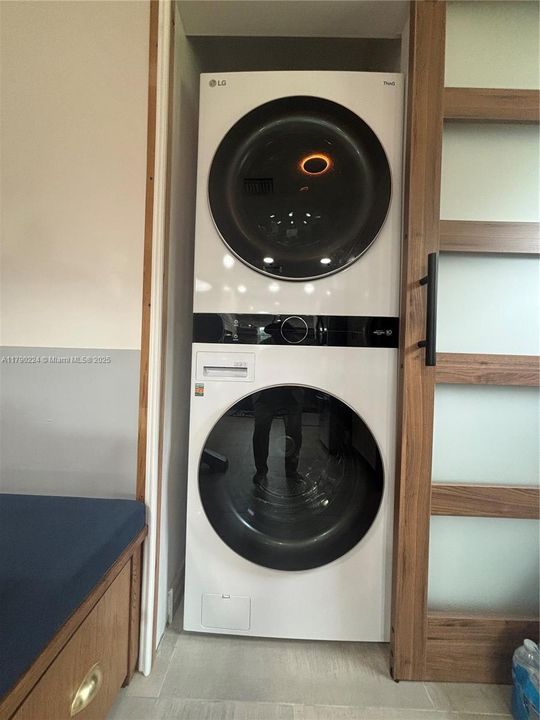 Vendido Recientemente: $1,850,000 (4 camas, 5 baños, 3253 Pies cuadrados)