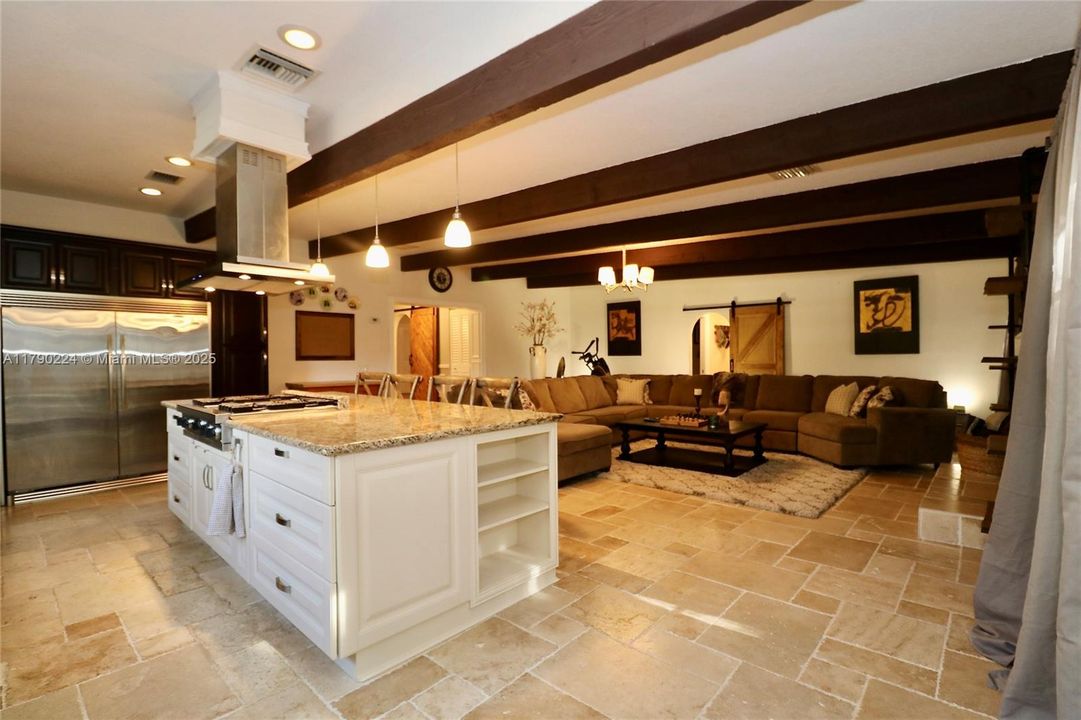 Vendido Recientemente: $1,850,000 (4 camas, 5 baños, 3253 Pies cuadrados)