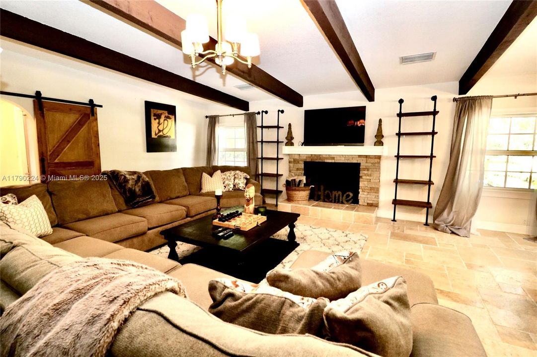 Vendido Recientemente: $1,850,000 (4 camas, 5 baños, 3253 Pies cuadrados)