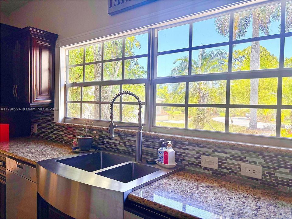 Vendido Recientemente: $1,850,000 (4 camas, 5 baños, 3253 Pies cuadrados)