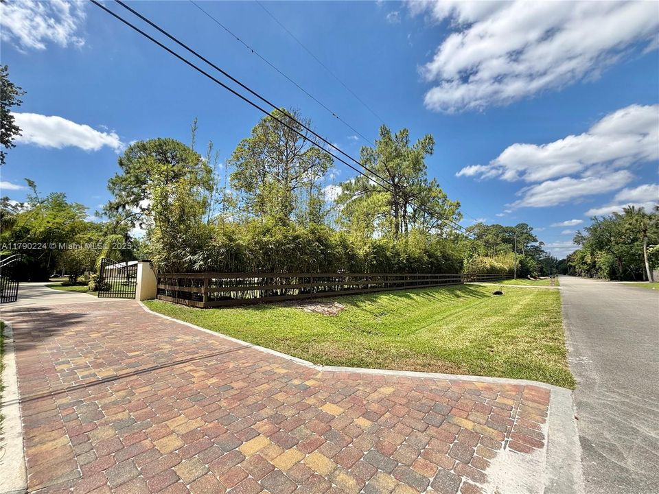 Vendido Recientemente: $1,850,000 (4 camas, 5 baños, 3253 Pies cuadrados)