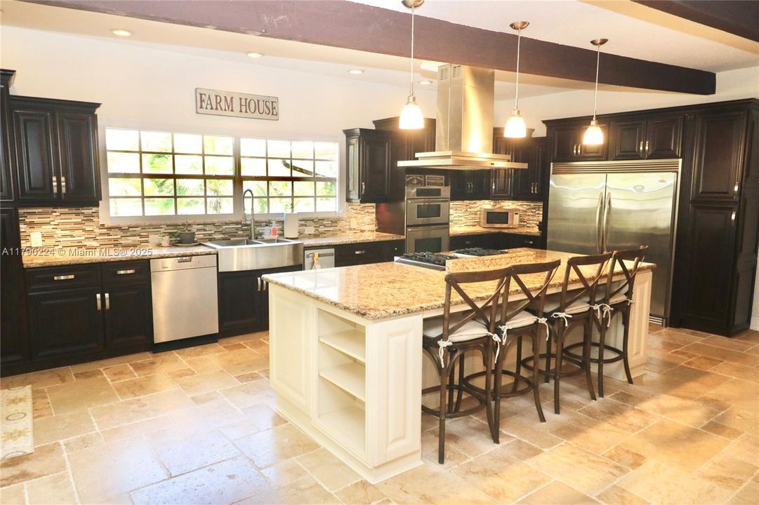 Vendido Recientemente: $1,850,000 (4 camas, 5 baños, 3253 Pies cuadrados)