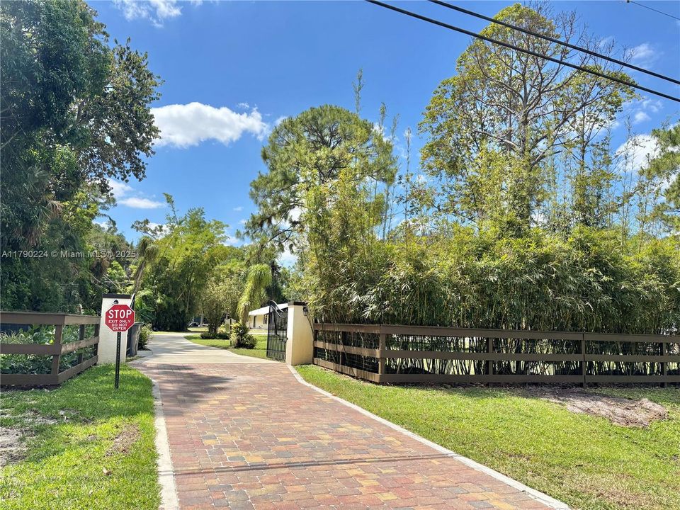 Vendido Recientemente: $1,850,000 (4 camas, 5 baños, 3253 Pies cuadrados)