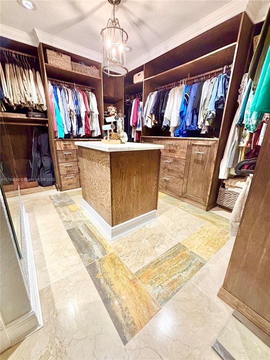 Vendido Recientemente: $1,850,000 (4 camas, 5 baños, 3253 Pies cuadrados)