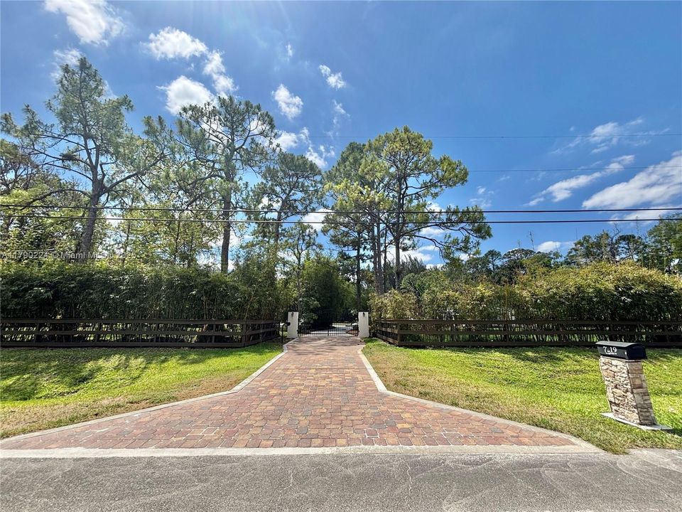 Vendido Recientemente: $1,850,000 (4 camas, 5 baños, 3253 Pies cuadrados)