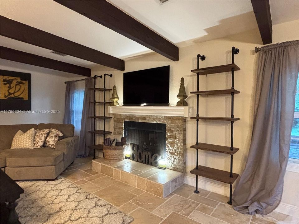 Vendido Recientemente: $1,850,000 (4 camas, 5 baños, 3253 Pies cuadrados)