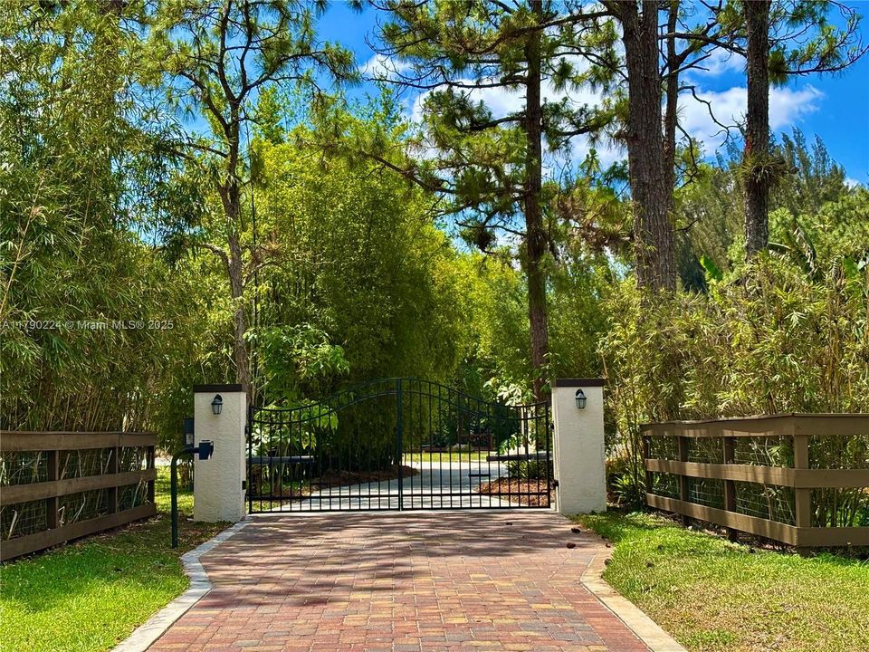 Vendido Recientemente: $1,850,000 (4 camas, 5 baños, 3253 Pies cuadrados)