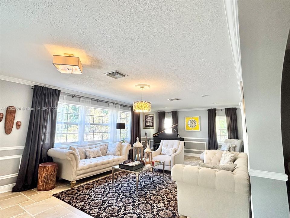 Vendido Recientemente: $1,850,000 (4 camas, 5 baños, 3253 Pies cuadrados)