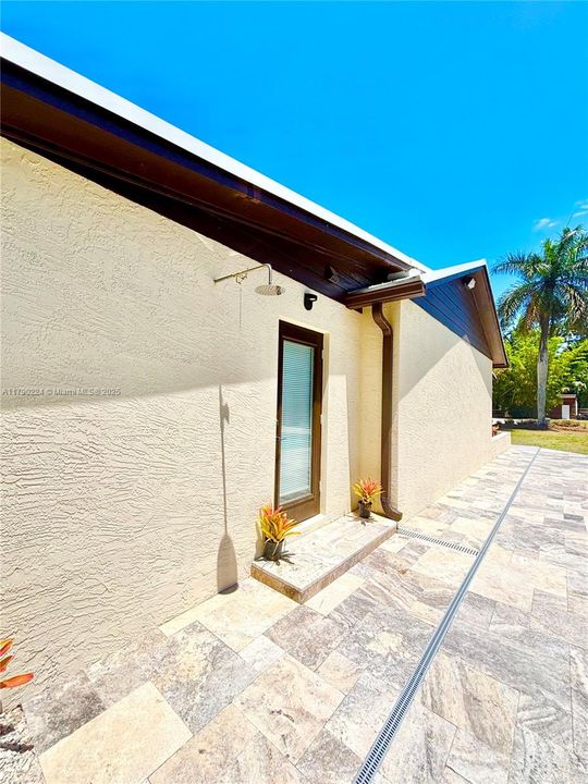 Vendido Recientemente: $1,850,000 (4 camas, 5 baños, 3253 Pies cuadrados)