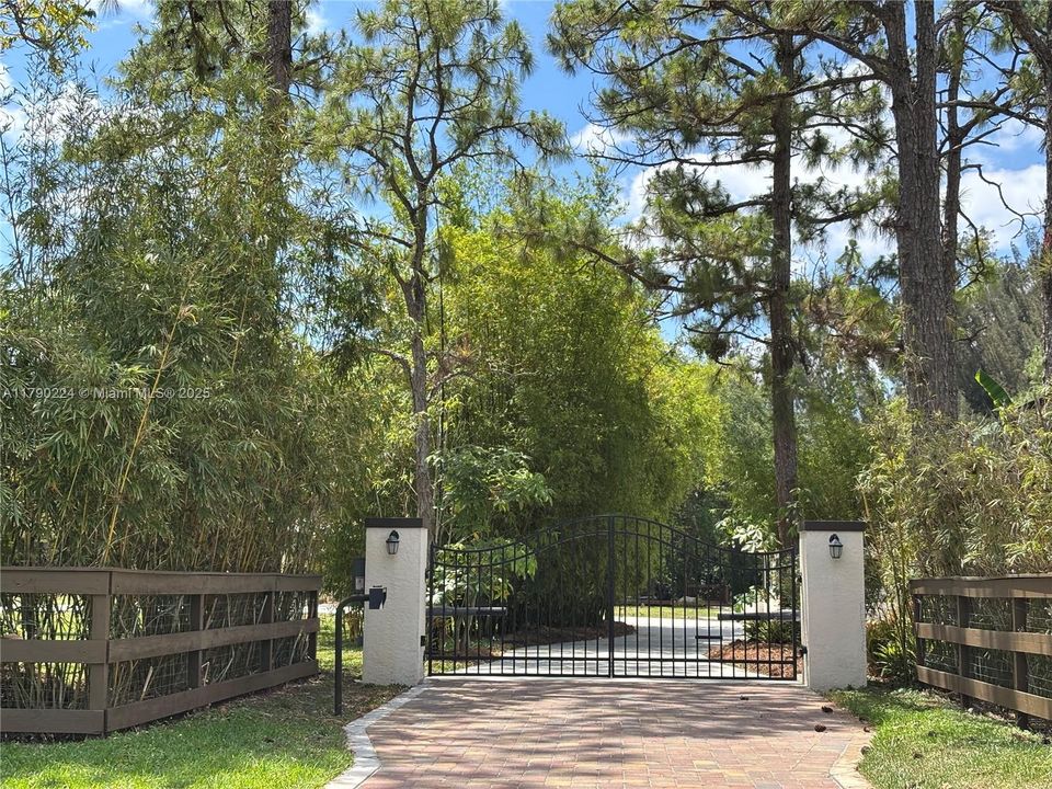 Vendido Recientemente: $1,850,000 (4 camas, 5 baños, 3253 Pies cuadrados)