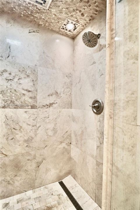 Vendido Recientemente: $1,850,000 (4 camas, 5 baños, 3253 Pies cuadrados)