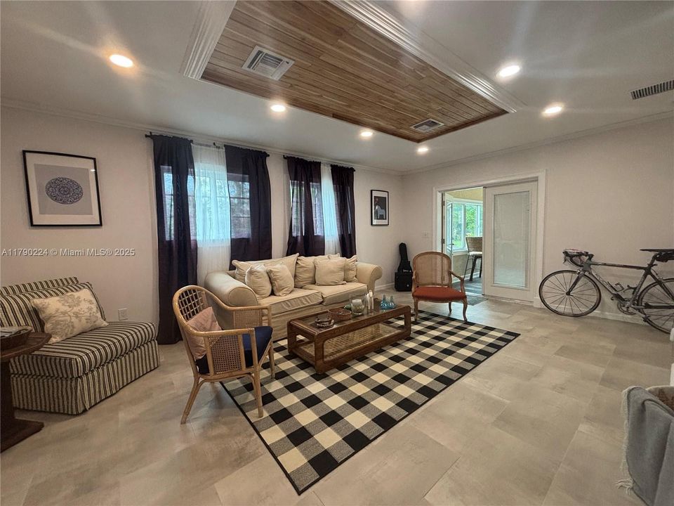 Vendido Recientemente: $1,850,000 (4 camas, 5 baños, 3253 Pies cuadrados)