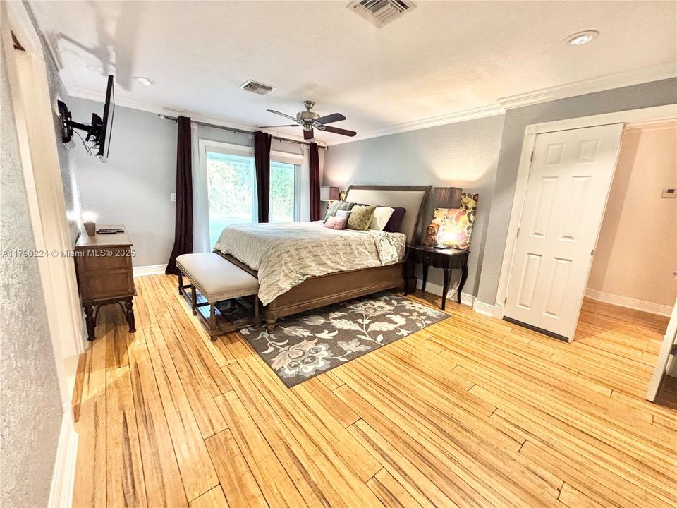 Vendido Recientemente: $1,850,000 (4 camas, 5 baños, 3253 Pies cuadrados)