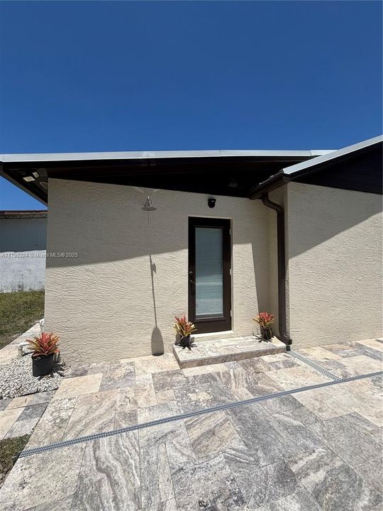 Vendido Recientemente: $1,850,000 (4 camas, 5 baños, 3253 Pies cuadrados)