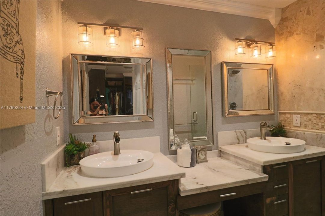 Vendido Recientemente: $1,850,000 (4 camas, 5 baños, 3253 Pies cuadrados)