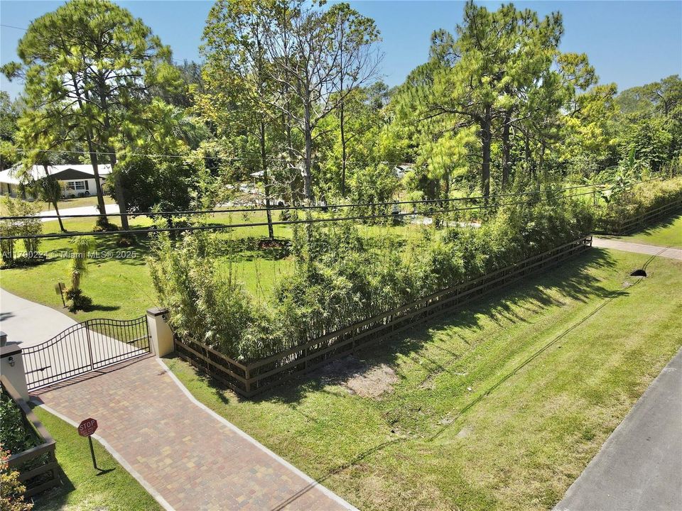 Vendido Recientemente: $1,850,000 (4 camas, 5 baños, 3253 Pies cuadrados)