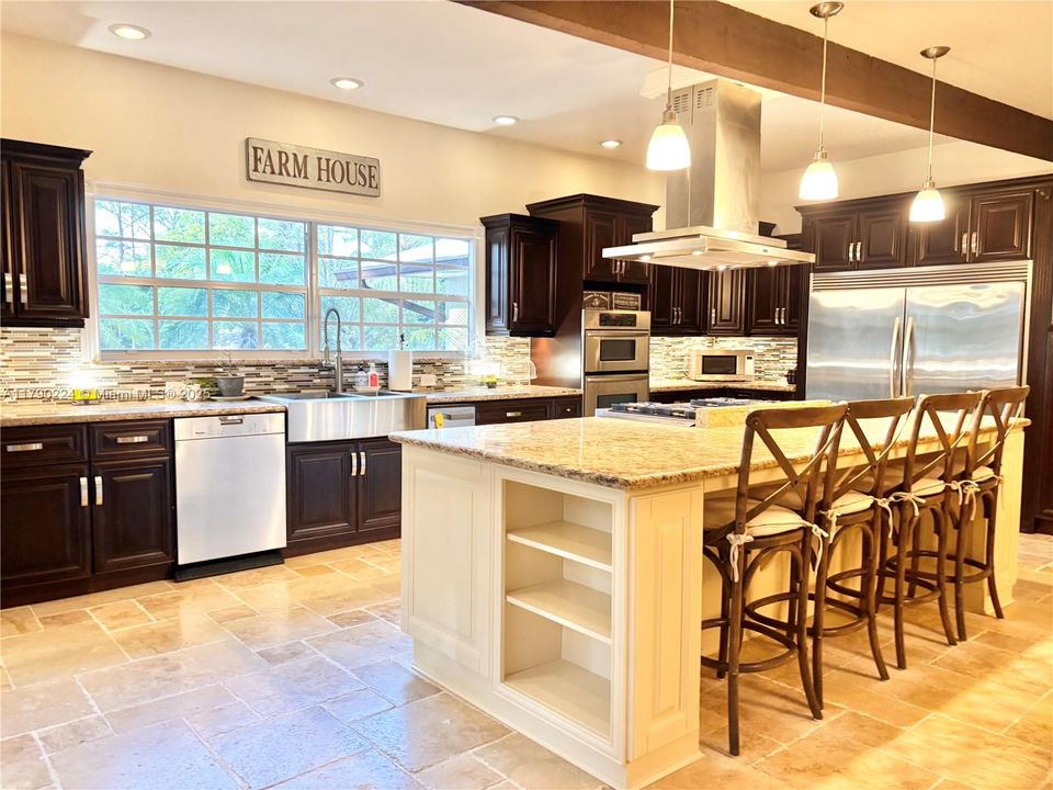 Vendido Recientemente: $1,850,000 (4 camas, 5 baños, 3253 Pies cuadrados)