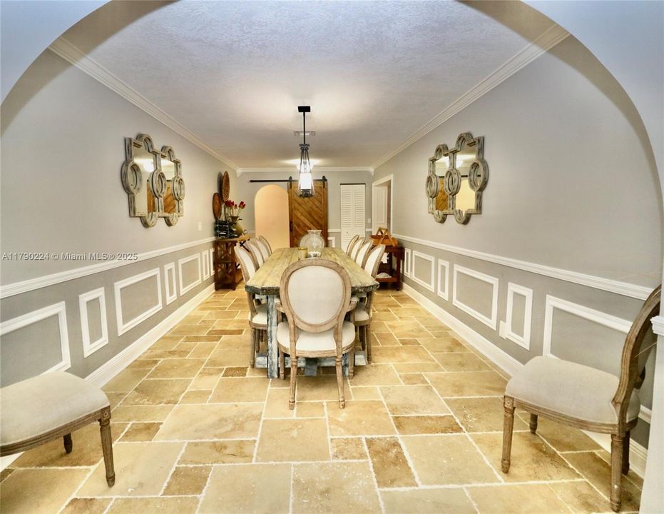 Vendido Recientemente: $1,850,000 (4 camas, 5 baños, 3253 Pies cuadrados)