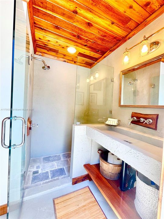 Vendido Recientemente: $1,850,000 (4 camas, 5 baños, 3253 Pies cuadrados)