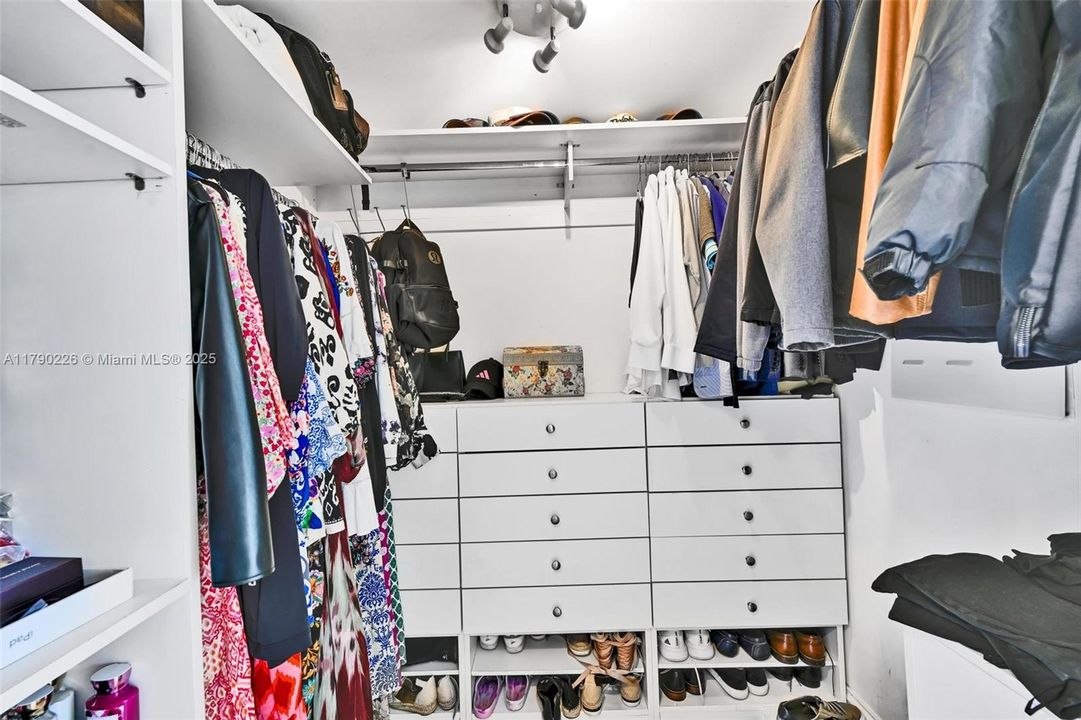 Vendido Recientemente: $990,000 (3 camas, 3 baños, 1571 Pies cuadrados)