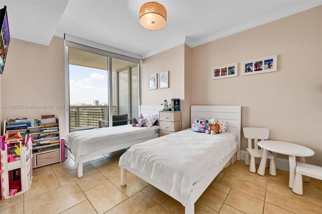 Vendido Recientemente: $990,000 (3 camas, 3 baños, 1571 Pies cuadrados)