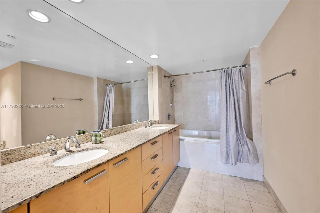 Vendido Recientemente: $990,000 (3 camas, 3 baños, 1571 Pies cuadrados)