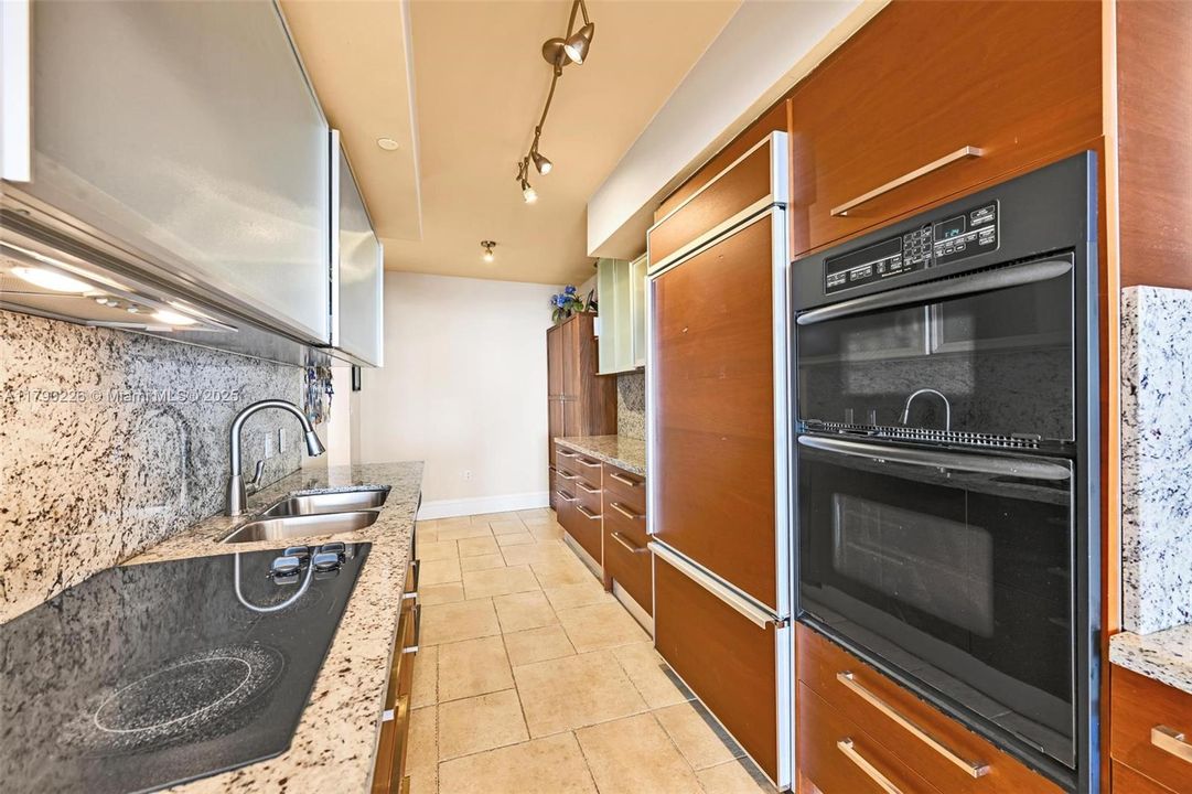 Vendido Recientemente: $990,000 (3 camas, 3 baños, 1571 Pies cuadrados)