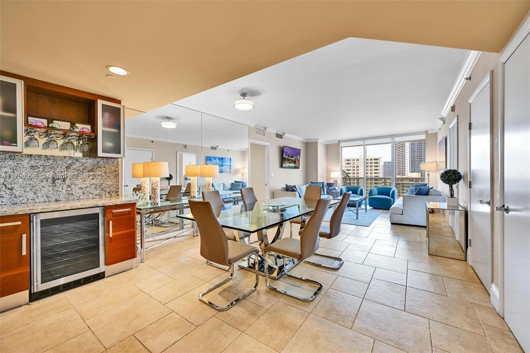 Vendido Recientemente: $990,000 (3 camas, 3 baños, 1571 Pies cuadrados)