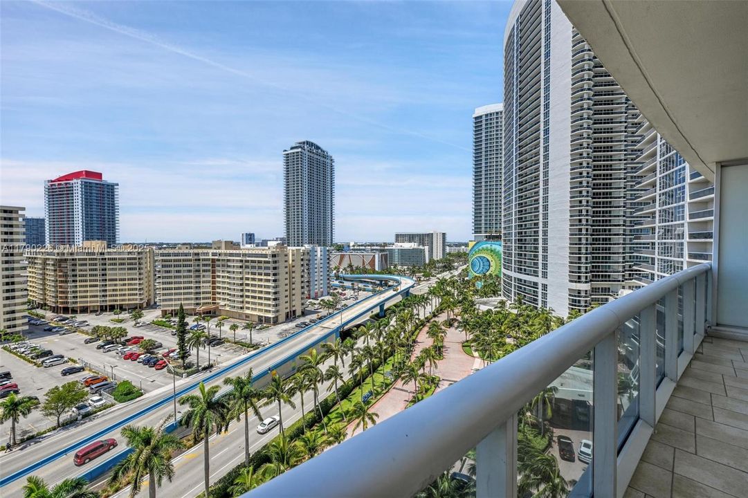 Vendido Recientemente: $990,000 (3 camas, 3 baños, 1571 Pies cuadrados)