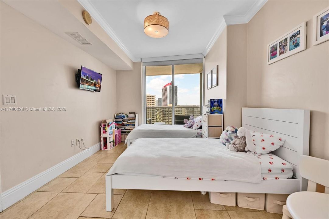 Vendido Recientemente: $990,000 (3 camas, 3 baños, 1571 Pies cuadrados)