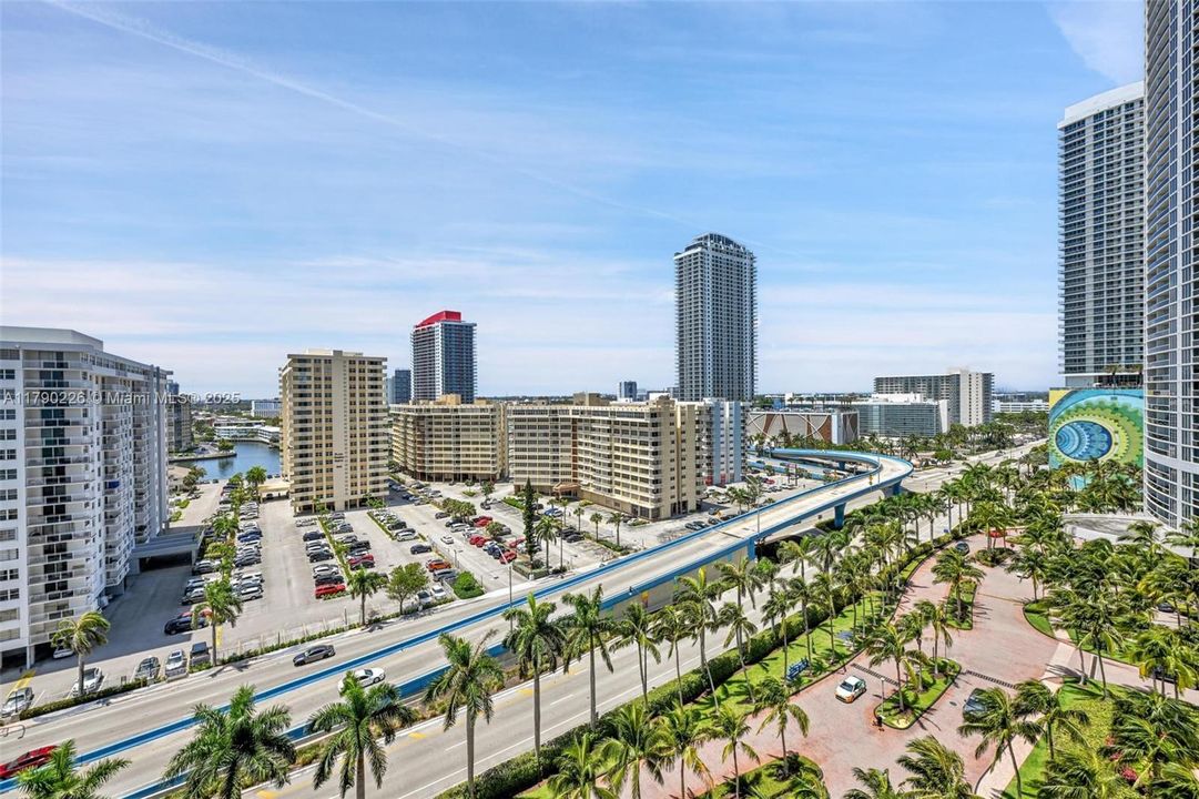 Vendido Recientemente: $990,000 (3 camas, 3 baños, 1571 Pies cuadrados)