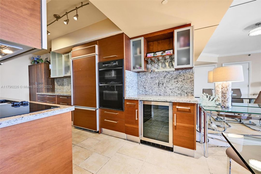 Vendido Recientemente: $990,000 (3 camas, 3 baños, 1571 Pies cuadrados)