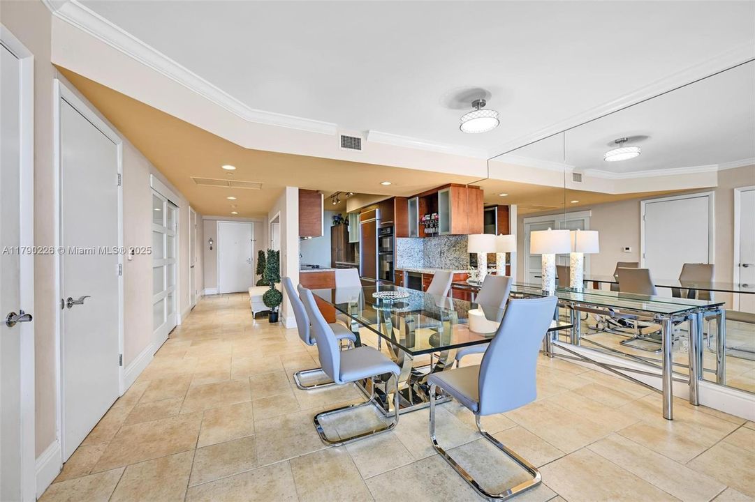 Vendido Recientemente: $990,000 (3 camas, 3 baños, 1571 Pies cuadrados)