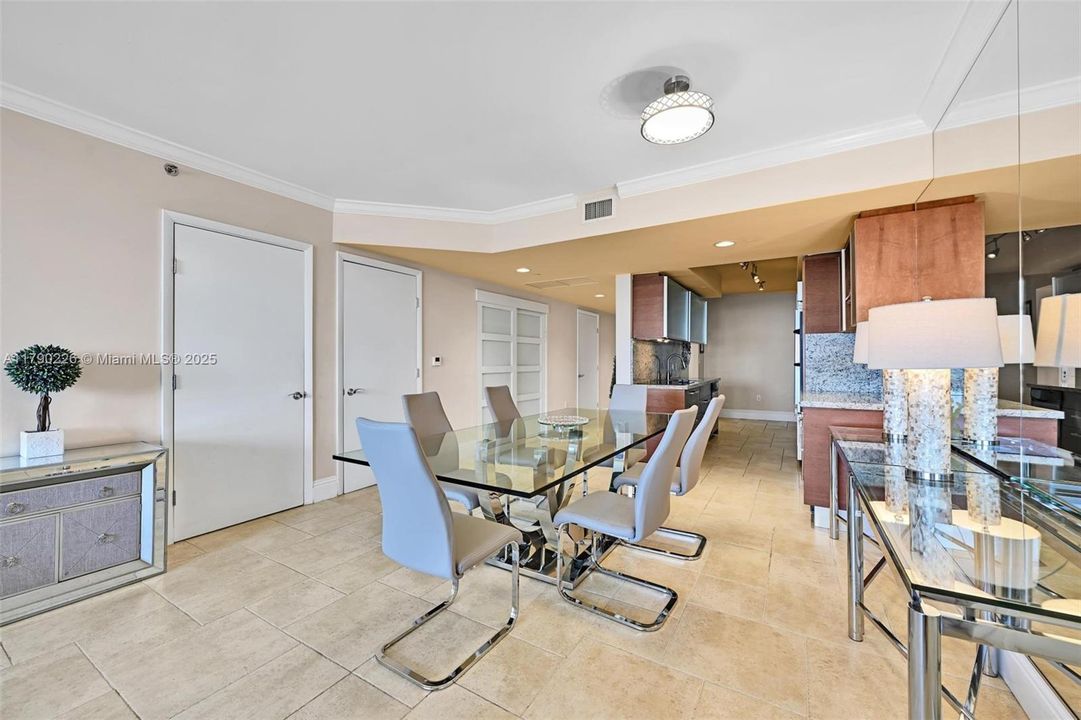 Vendido Recientemente: $990,000 (3 camas, 3 baños, 1571 Pies cuadrados)