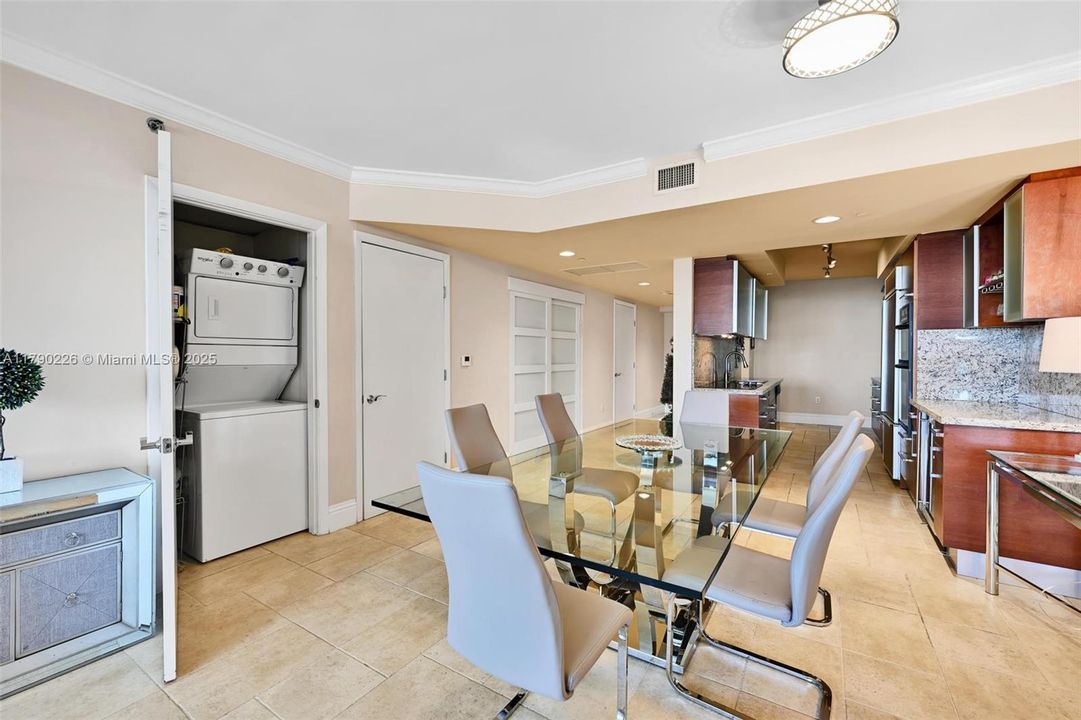 Vendido Recientemente: $990,000 (3 camas, 3 baños, 1571 Pies cuadrados)