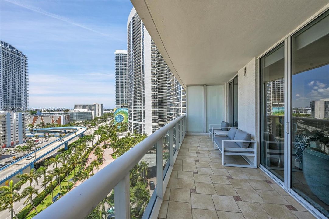 Vendido Recientemente: $990,000 (3 camas, 3 baños, 1571 Pies cuadrados)