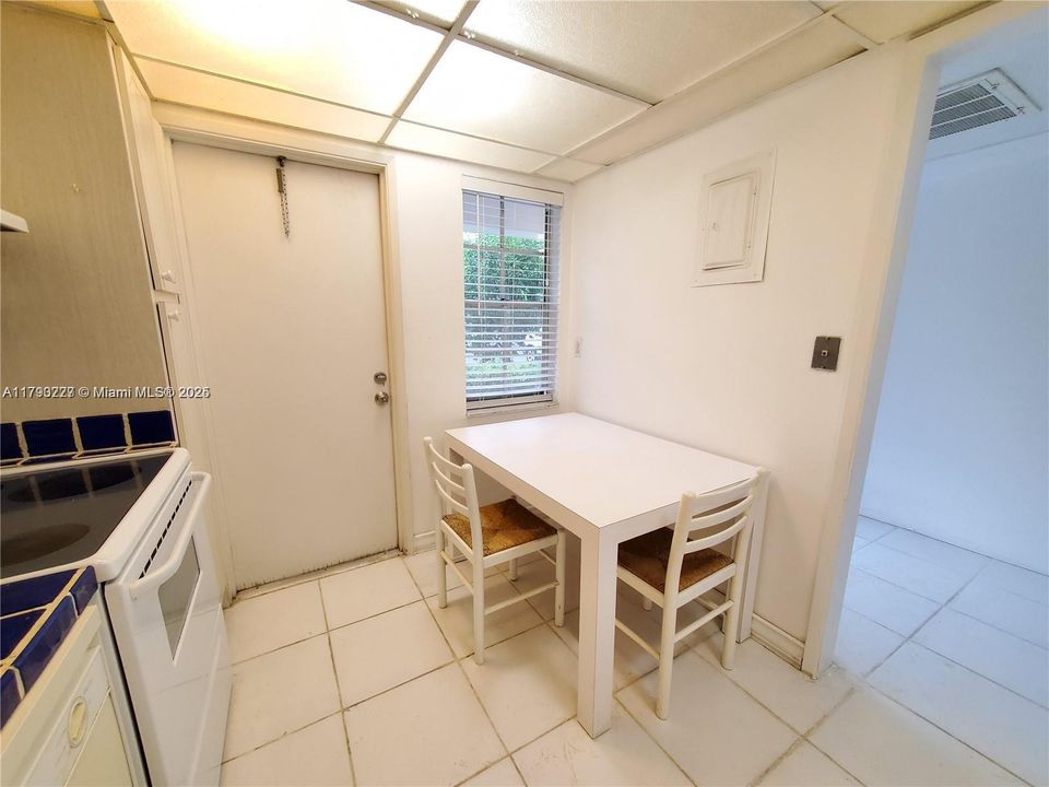 For Sale: $140,000 (1 beds, 1 baths, 900 Square Feet)