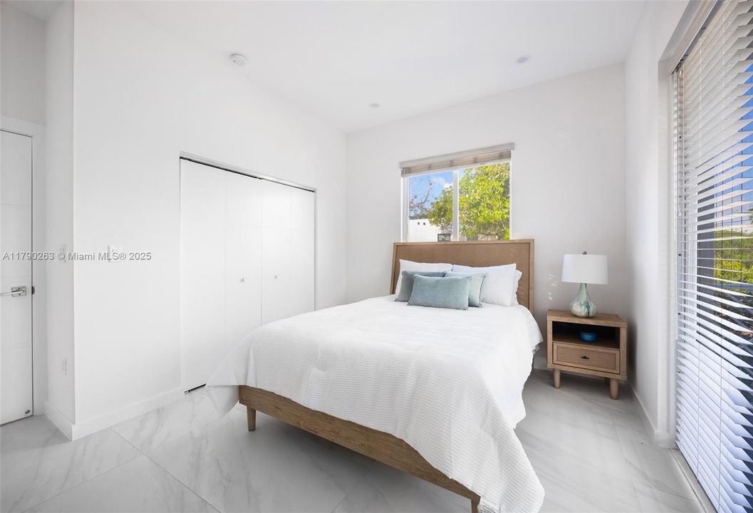 Vendido Recientemente: $1,699,000 (3 camas, 2 baños, 1985 Pies cuadrados)