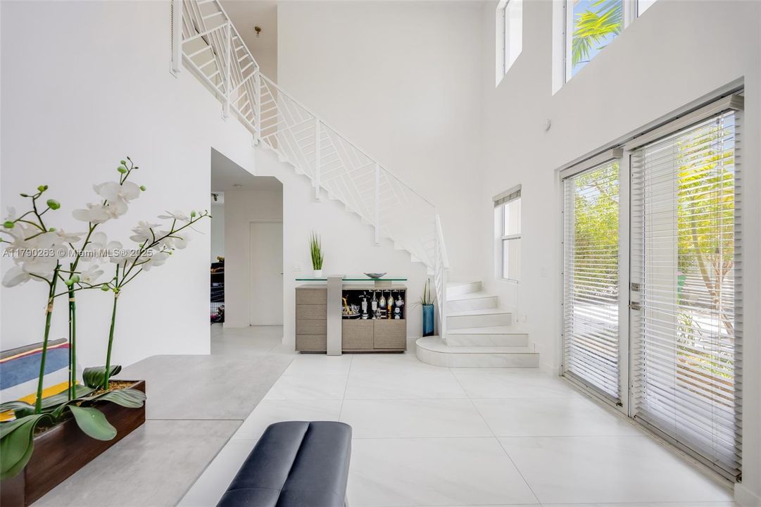 Vendido Recientemente: $1,699,000 (3 camas, 2 baños, 1985 Pies cuadrados)