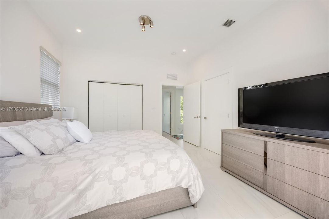 Vendido Recientemente: $1,699,000 (3 camas, 2 baños, 1985 Pies cuadrados)