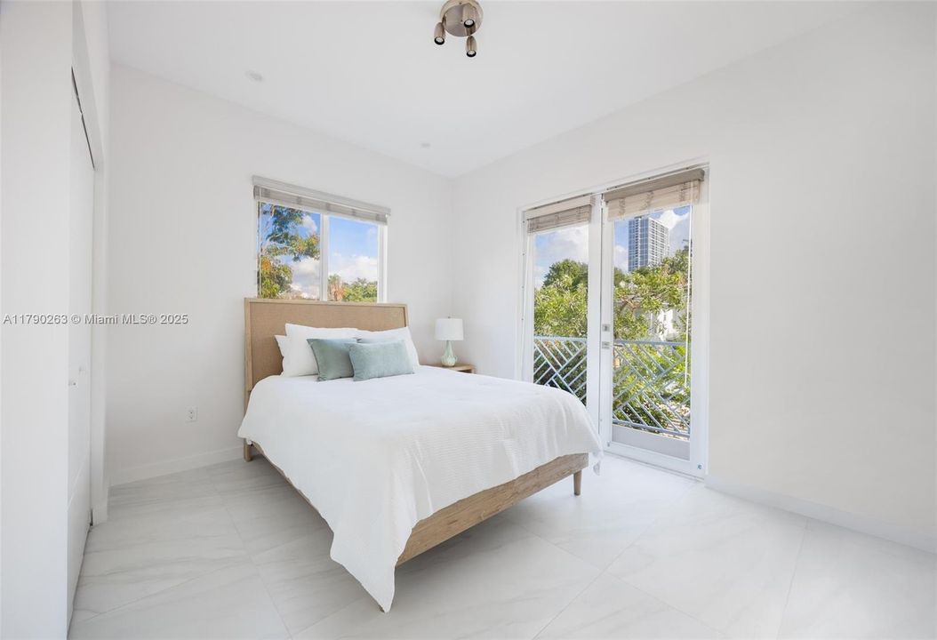 Vendido Recientemente: $1,699,000 (3 camas, 2 baños, 1985 Pies cuadrados)