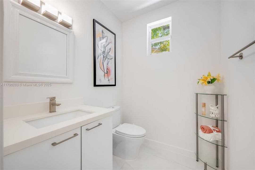 Vendido Recientemente: $1,699,000 (3 camas, 2 baños, 1985 Pies cuadrados)