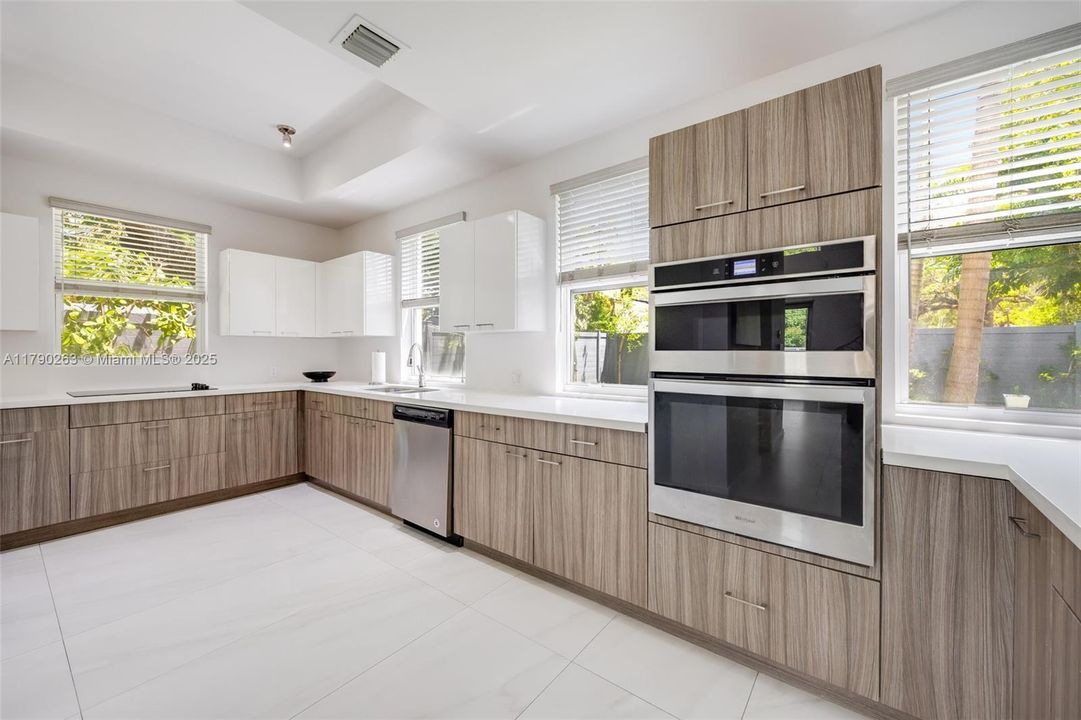 Vendido Recientemente: $1,699,000 (3 camas, 2 baños, 1985 Pies cuadrados)